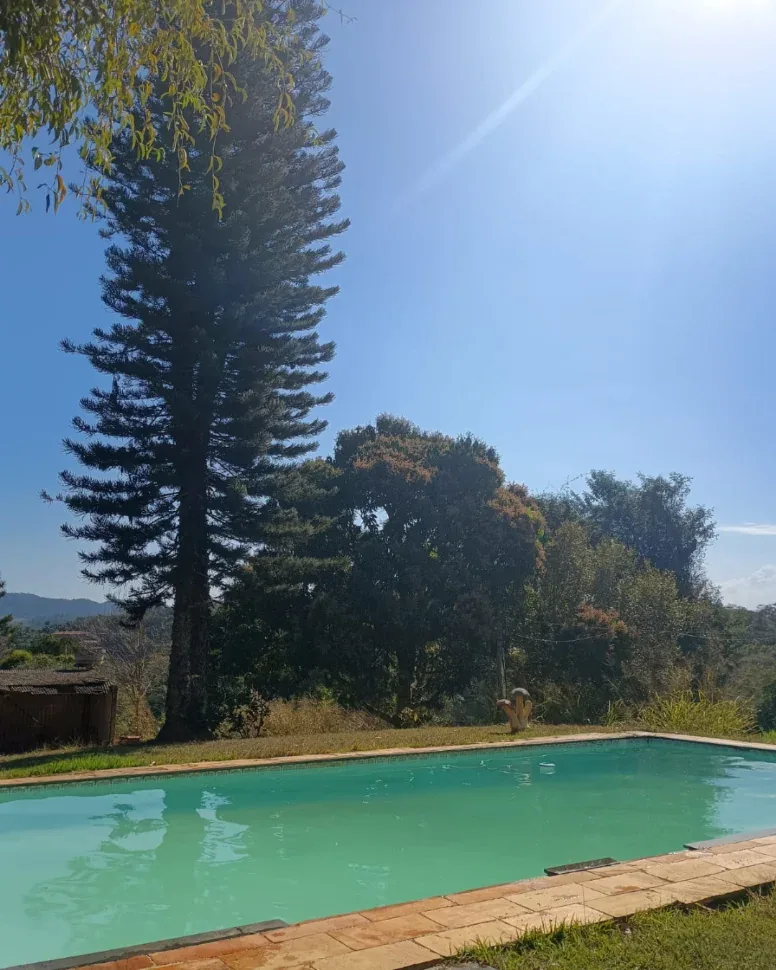 Piscina e bar do Motel Carioca